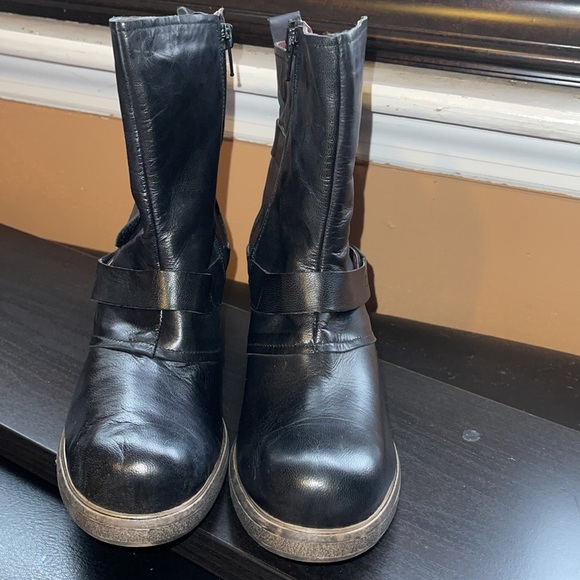 Boots - Picture 2 of 7